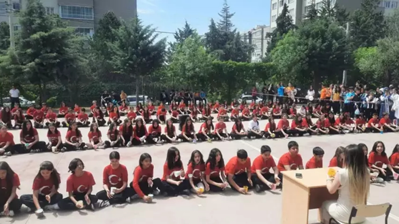 Kahramanmaraş’ta 9 kişinin hayatını kaybettiği saldırının ardından Ayser Çalık Ortaokulu’nda