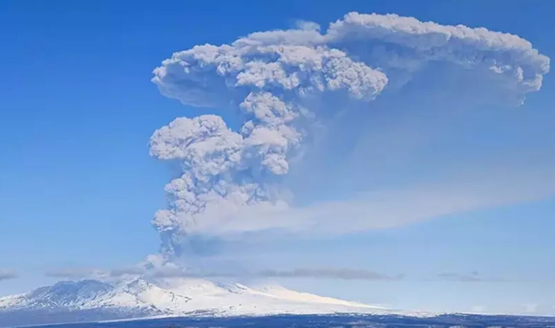 Rusya’nın Kamçatka Yarımadası’ndaki Şiveluç Yanardağı, deniz seviyesinden 11 kilometre yüksekliğe
