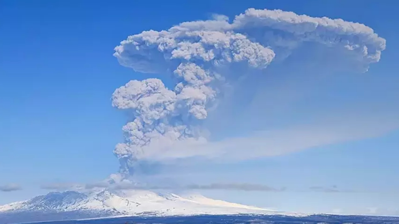 Rusya’nın Kamçatka Yarımadası’ndaki Şiveluç Yanardağı, deniz seviyesinden 11 kilometre yüksekliğe