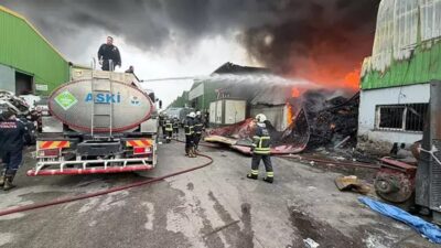 Adana’da bir geri dönüşüm tesisinde çıkan yangın paniğe neden oldu.