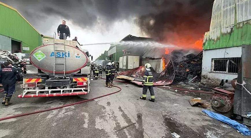 Adana’da bir geri dönüşüm tesisinde çıkan yangın paniğe neden oldu.