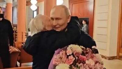 Rusya Devlet Başkanı Vladimir Putin, yıllar sonra Almanca öğretmeniyle Moskova’da