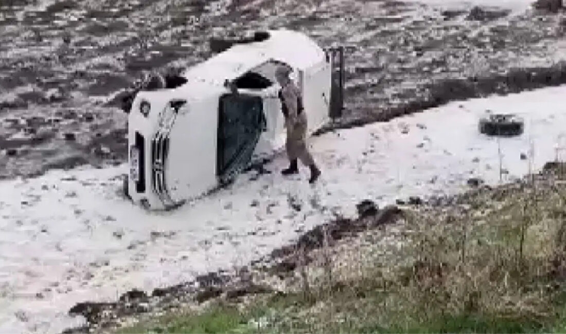 Ardahan’da askeri aracın şarampole devrilmesi sonucu 2 astsubay yaralandı. Yaralı
