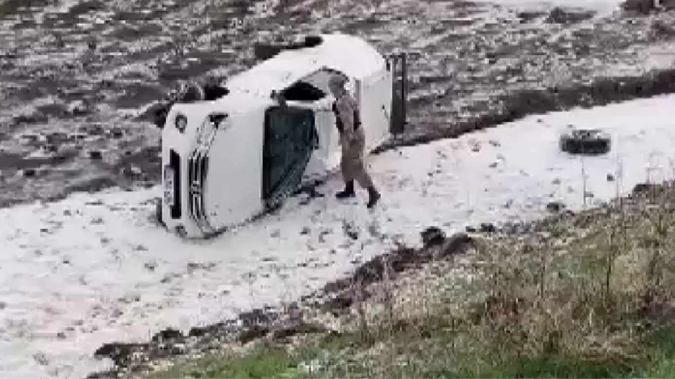 Ardahan’da askeri aracın şarampole devrilmesi sonucu 2 astsubay yaralandı. Yaralı