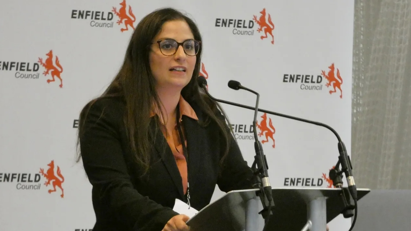 İngiltere’de kabinede art arda gelen istifalar siyasi krizi derinleştirirken, Kral