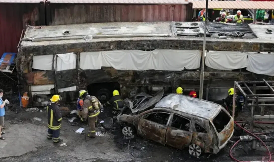 Bangkok’ta hemzemin geçitte yaşanan korkunç kazada yük treni yolcu otobüsüne