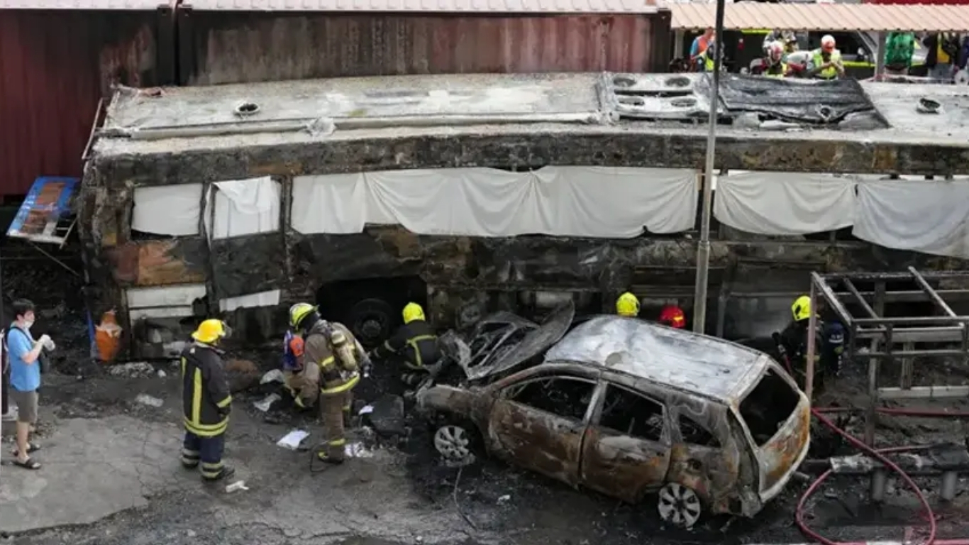 Bangkok’ta hemzemin geçitte yaşanan korkunç kazada yük treni yolcu otobüsüne