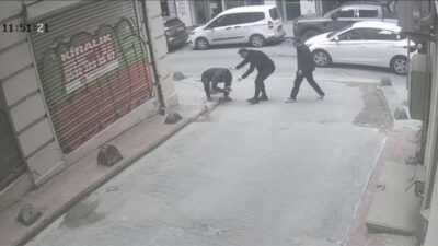 İstanbul Beyoğlu’nda kaldırımda yürüyen 36 yaşındaki Bahadır Erünsal’ın başına, iddiaya