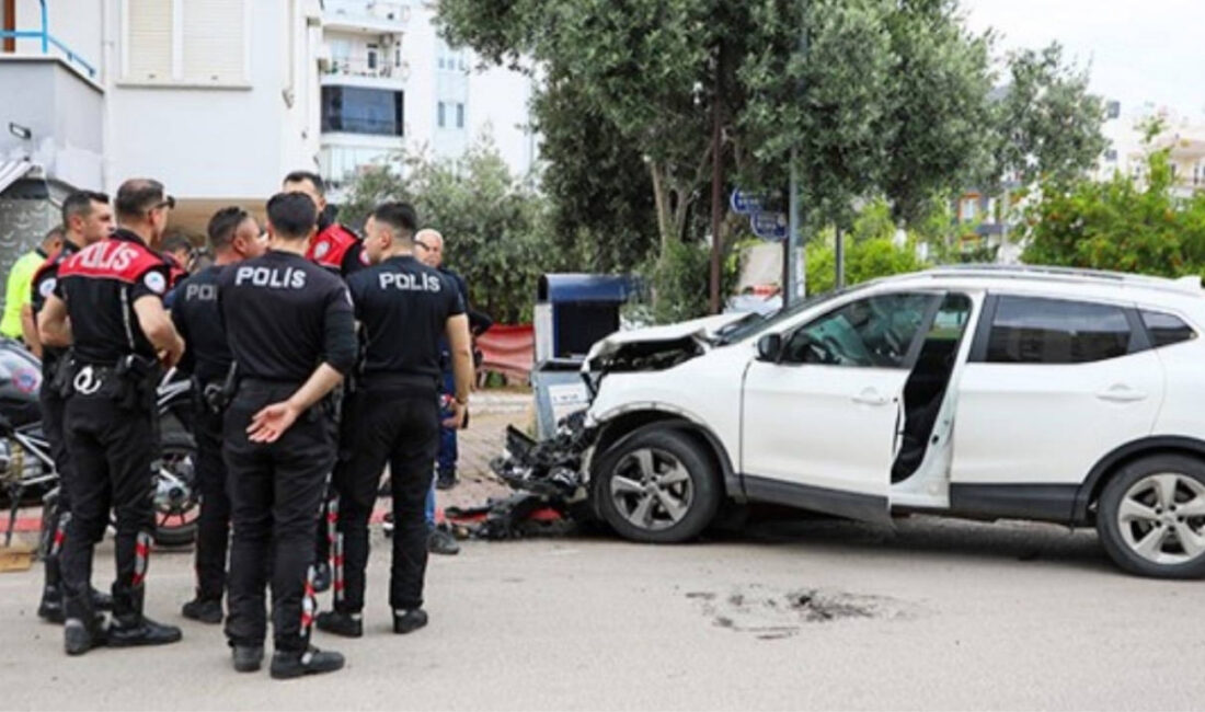 Antalya’nın Muratpaşa ilçesinde polis motosikleti ile otomobilin çarpıştığı kazada 2