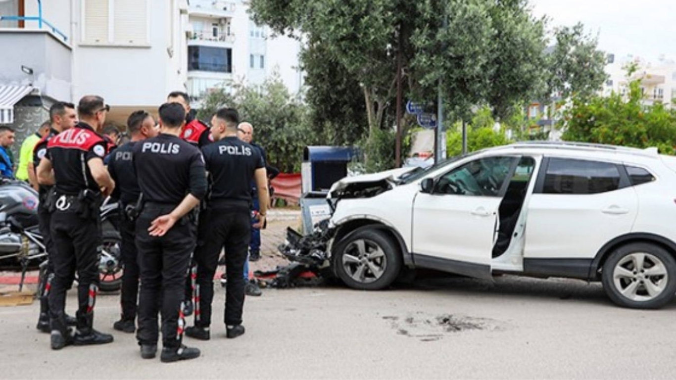 Antalya’nın Muratpaşa ilçesinde polis motosikleti ile otomobilin çarpıştığı kazada 2