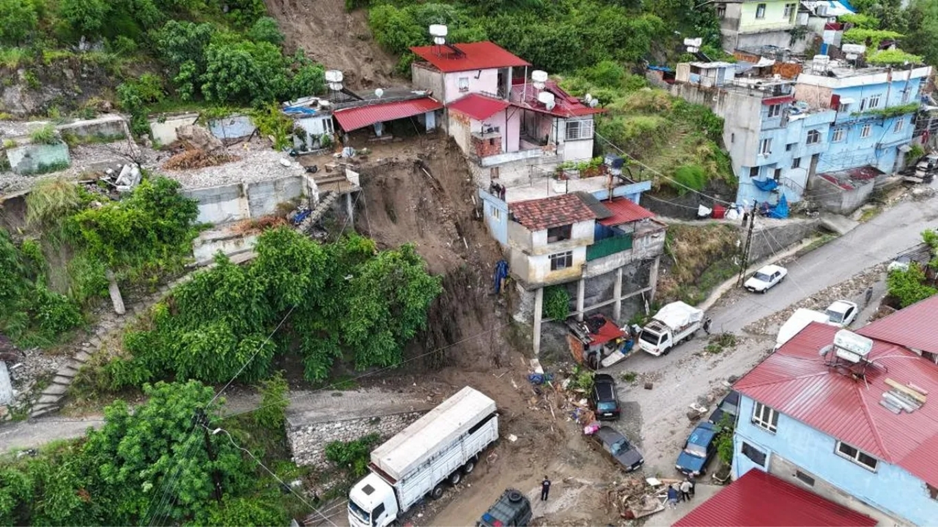 Hatay’da etkili olan şiddetli yağış sonrası meydana gelen heyelan faciaya