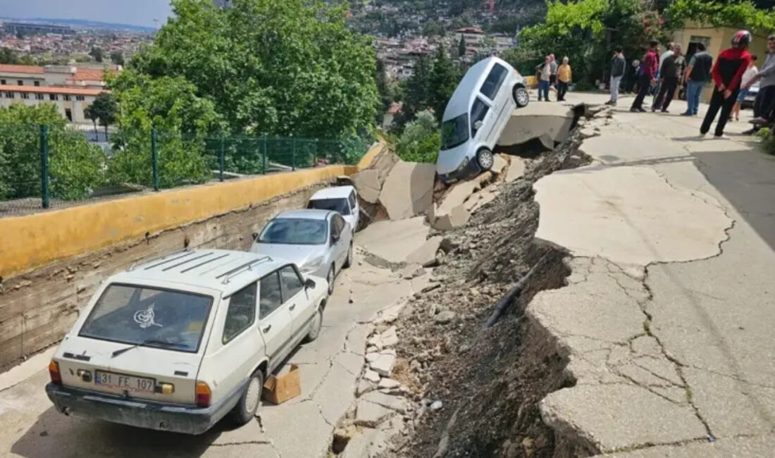 Hatay’da etkili olan şiddetli sağanak kent genelinde büyük yıkıma neden