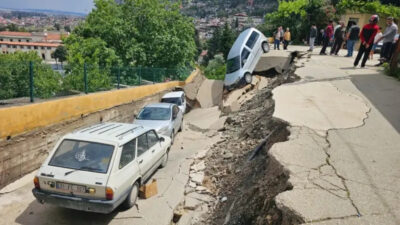 Hatay’da etkili olan şiddetli sağanak kent genelinde büyük yıkıma neden