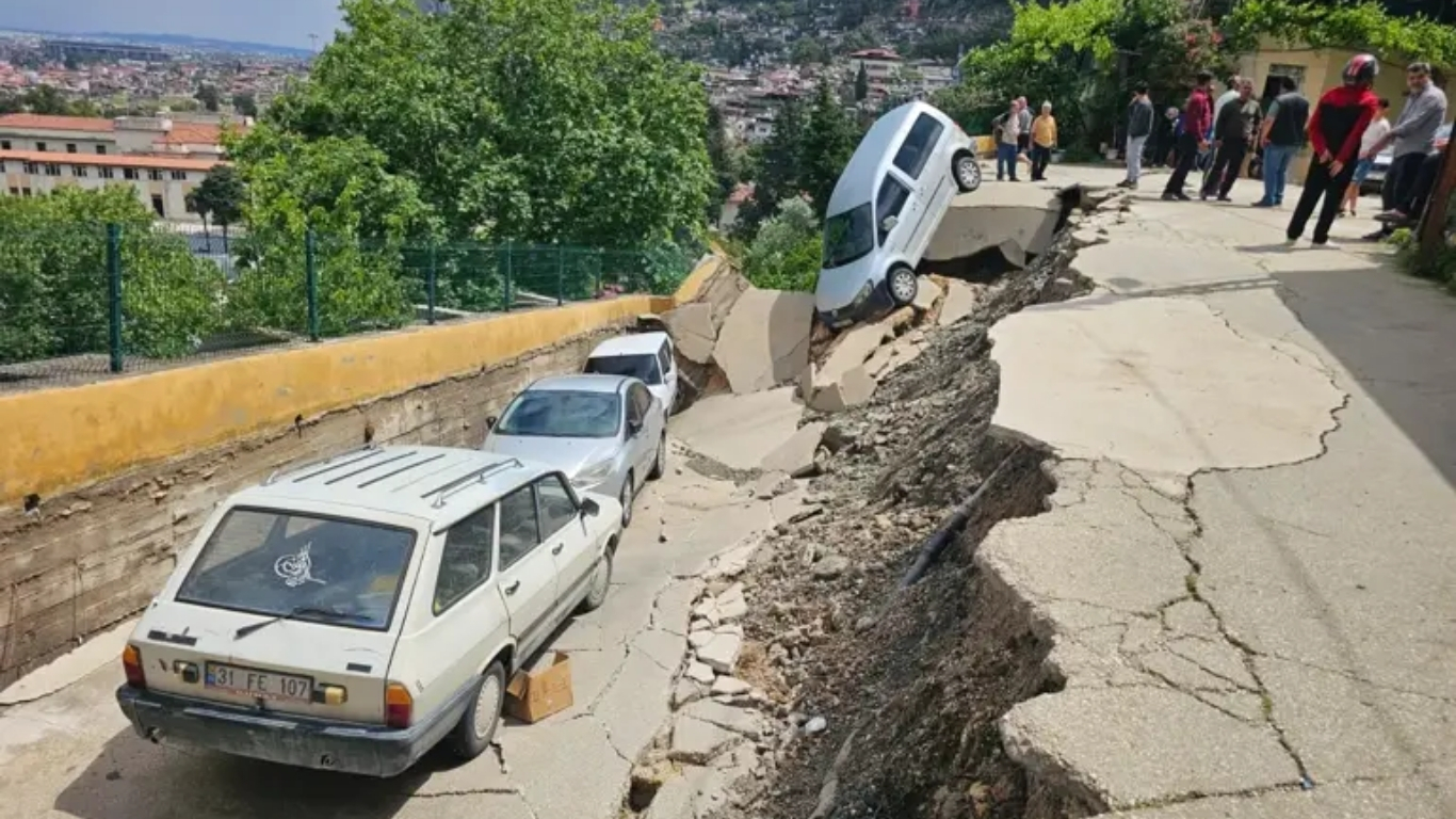 Hatay’da etkili olan şiddetli sağanak kent genelinde büyük yıkıma neden