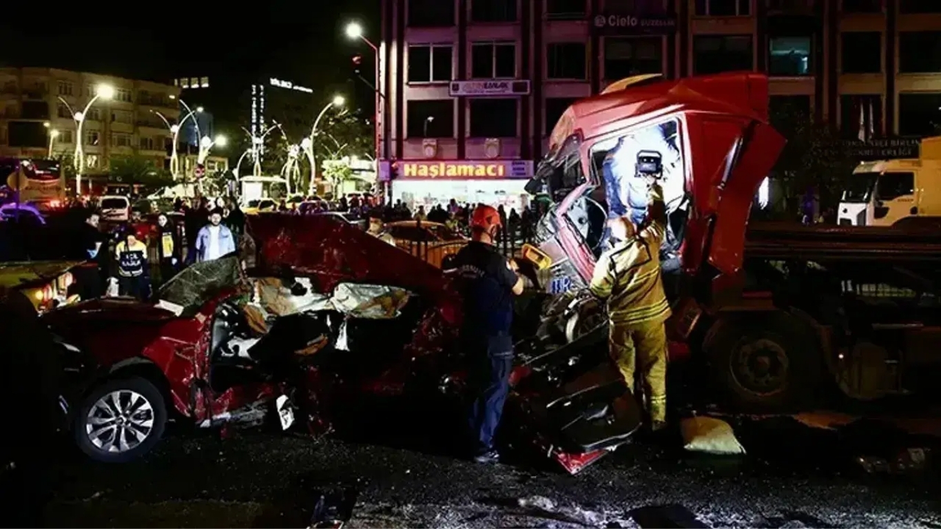 Giresun’da Karadeniz Sahil Yolu üzerinde meydana gelen zincirleme trafik kazasında