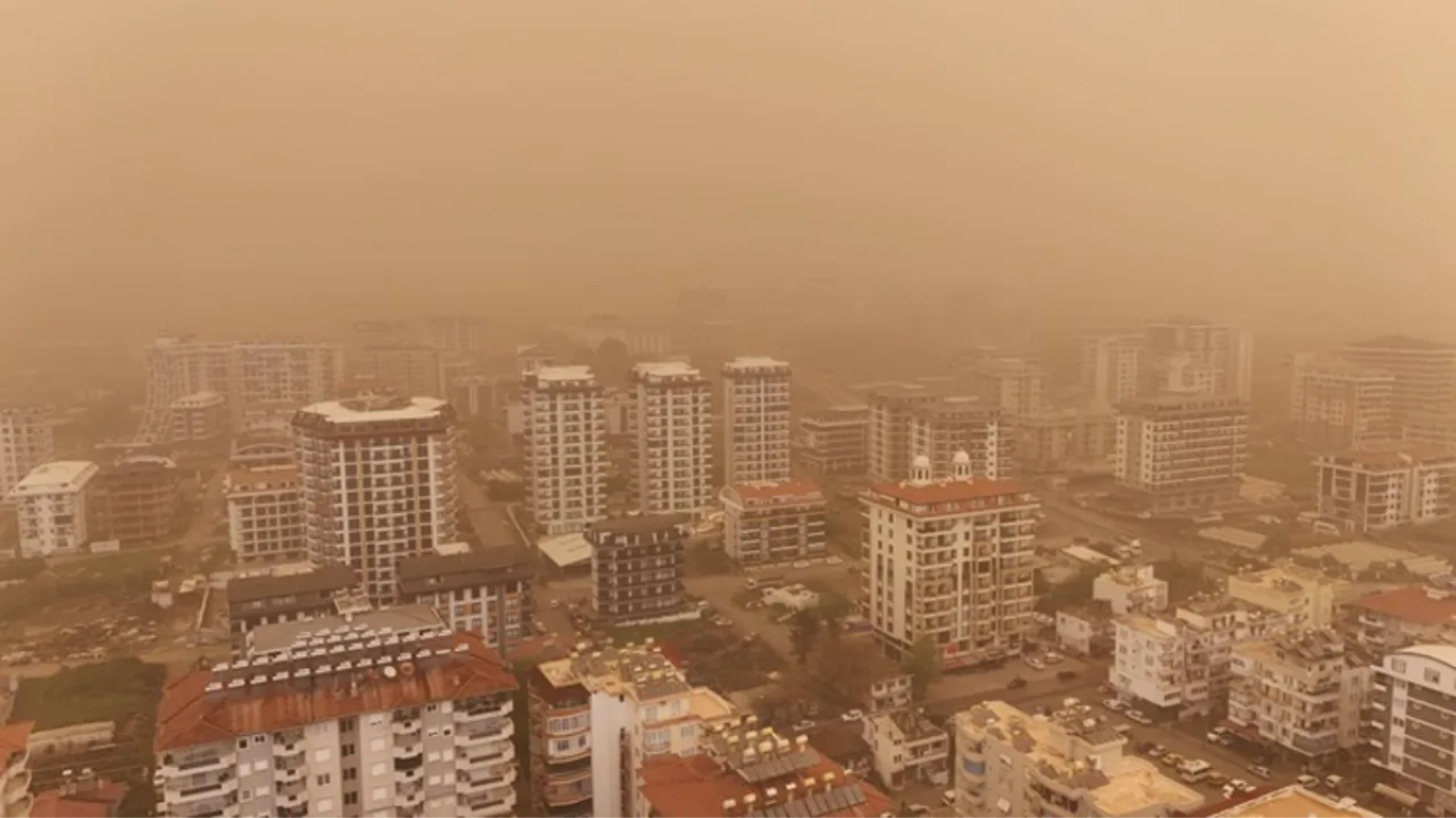 Sahra Çölü kaynaklı yoğun çöl tozunun Türkiye genelinde yaklaşık 10