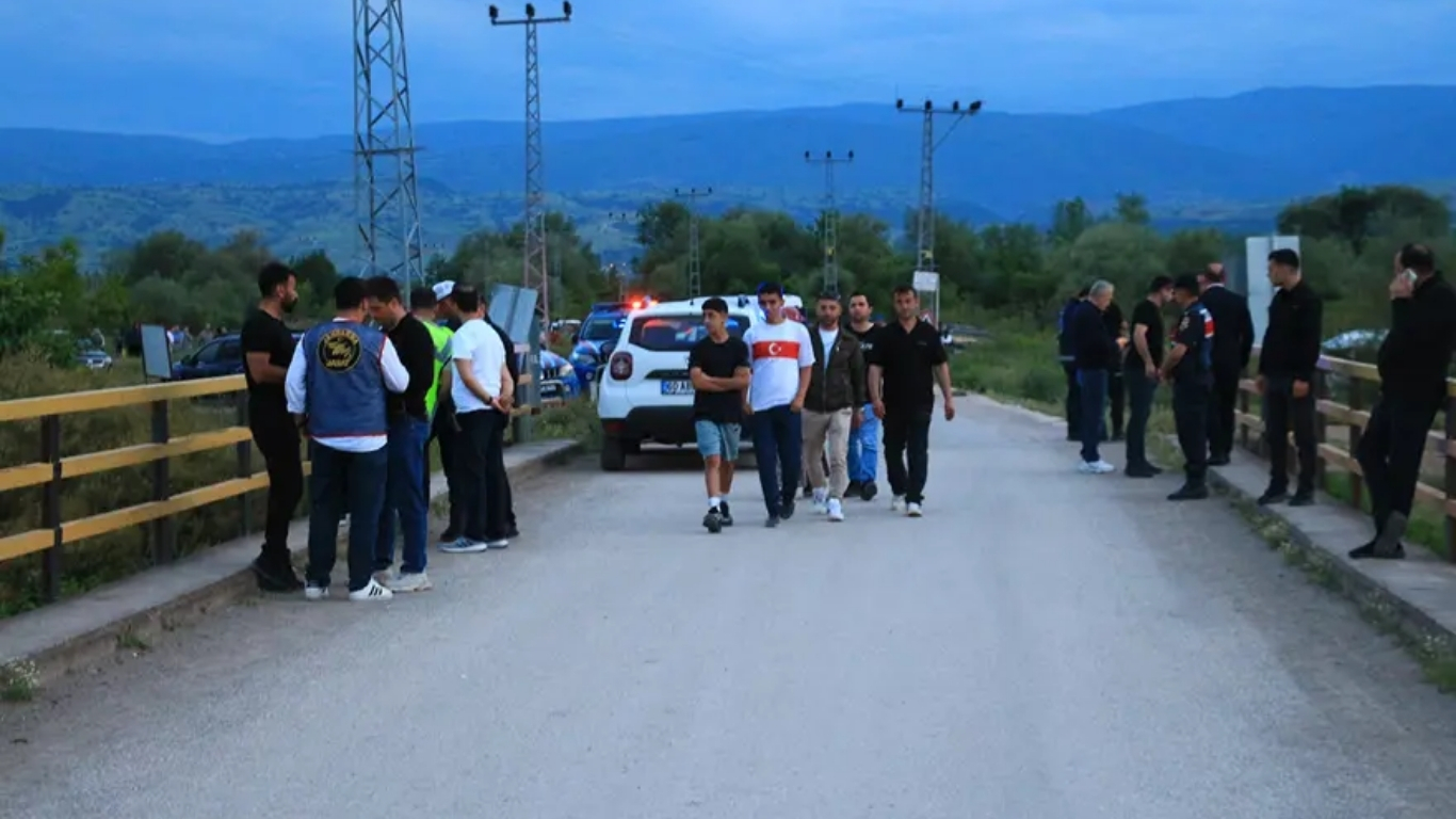 Tokat’ta Kelkit Çayı kenarında meydana gelen kazada suya düşen iki