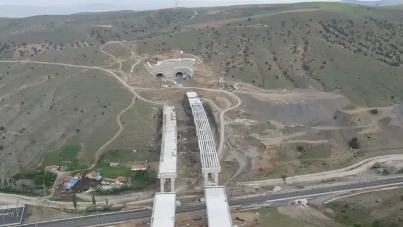 Ankara-Kırıkkale-Delice Otoyolu Projesi’nde çalışmalar hız kazandı. 42 ili birbirine bağlaması