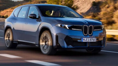 
BMW’nin yeni nesil elektrikli SUV modeli BMW iX3’te şarj sırasında