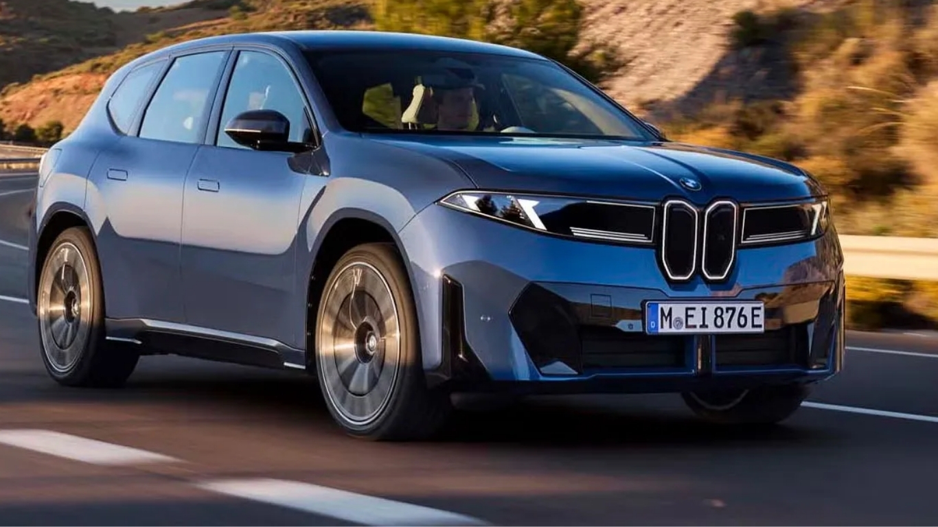 
BMW’nin yeni nesil elektrikli SUV modeli BMW iX3’te şarj sırasında