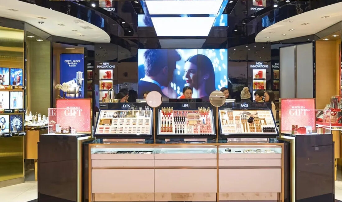 Dünyaca ünlü kozmetik markalarını bünyesinde barındıran Estée Lauder, yeniden yapılanma