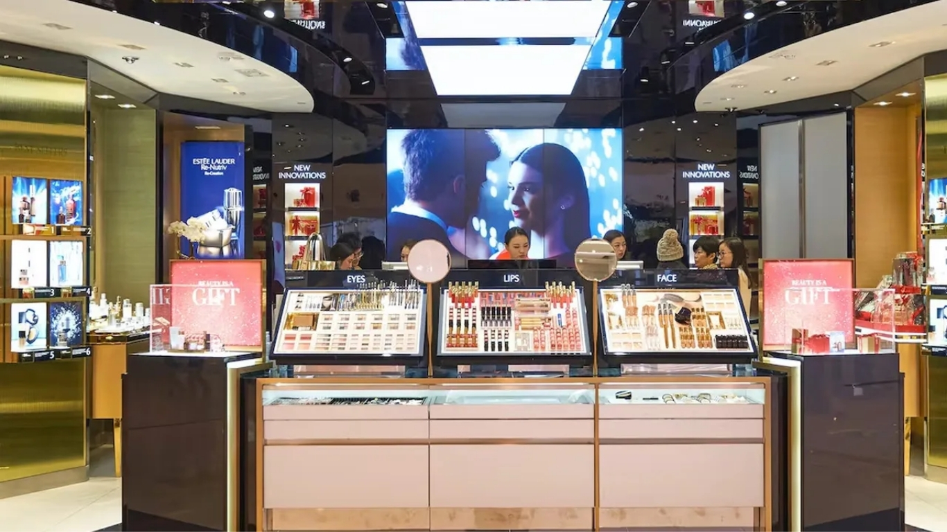 Dünyaca ünlü kozmetik markalarını bünyesinde barındıran Estée Lauder, yeniden yapılanma