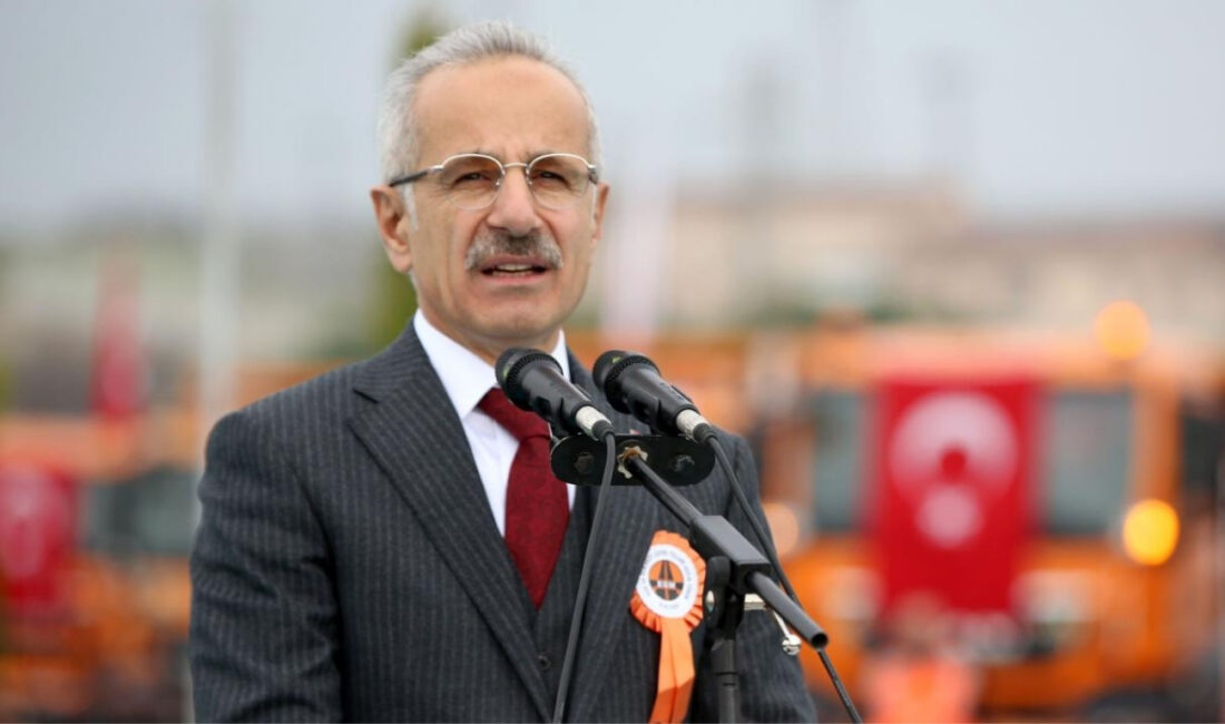 Ulaştırma ve Altyapı Bakanı Abdulkadir Uraloğlu, Çeşmeli-Kızkalesi Otoyolu’nda sona yaklaşıldığını