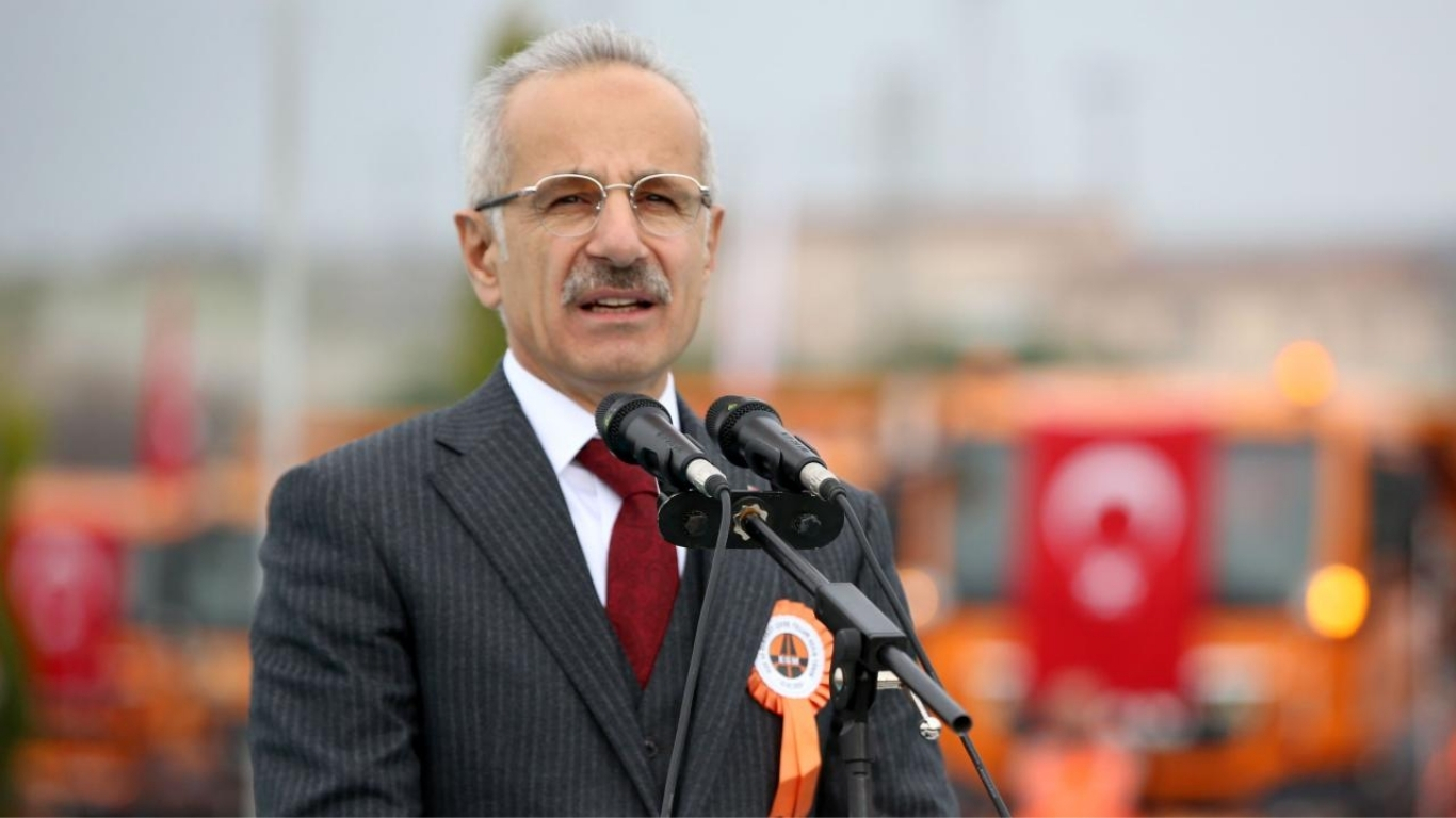Ulaştırma ve Altyapı Bakanı Abdulkadir Uraloğlu, Çeşmeli-Kızkalesi Otoyolu’nda sona yaklaşıldığını