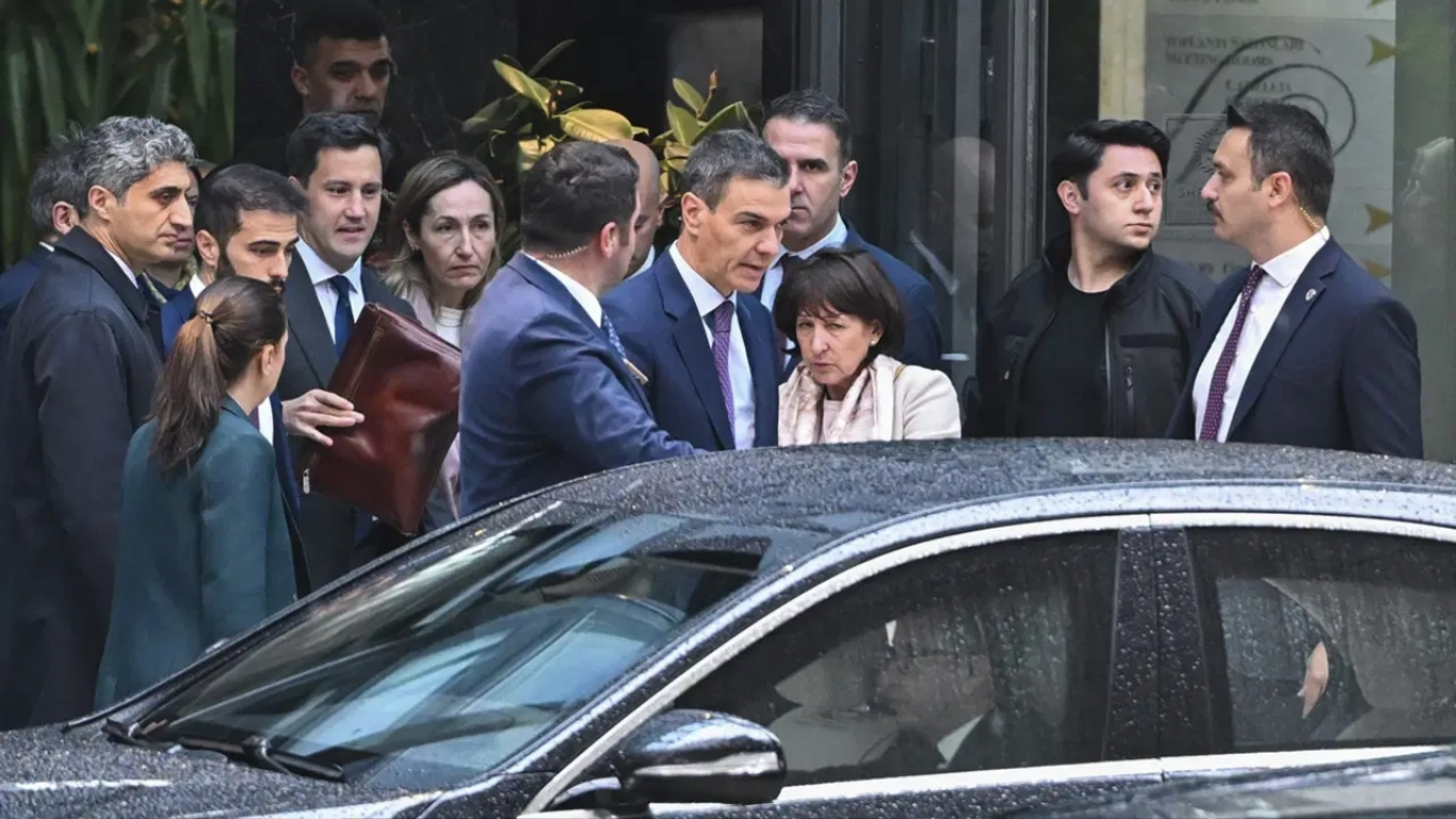 Teknik arıza nedeniyle Ankara’ya acil iniş yapan İspanya Başbakanı Pedro