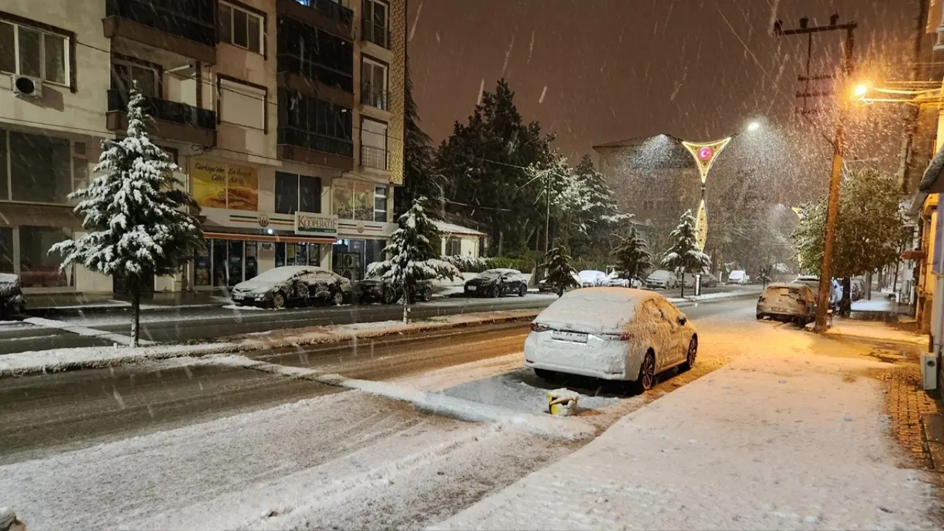 Afyonkarahisar’da etkili olan yoğun kar yağışı nedeniyle 11 ilçede eğitime