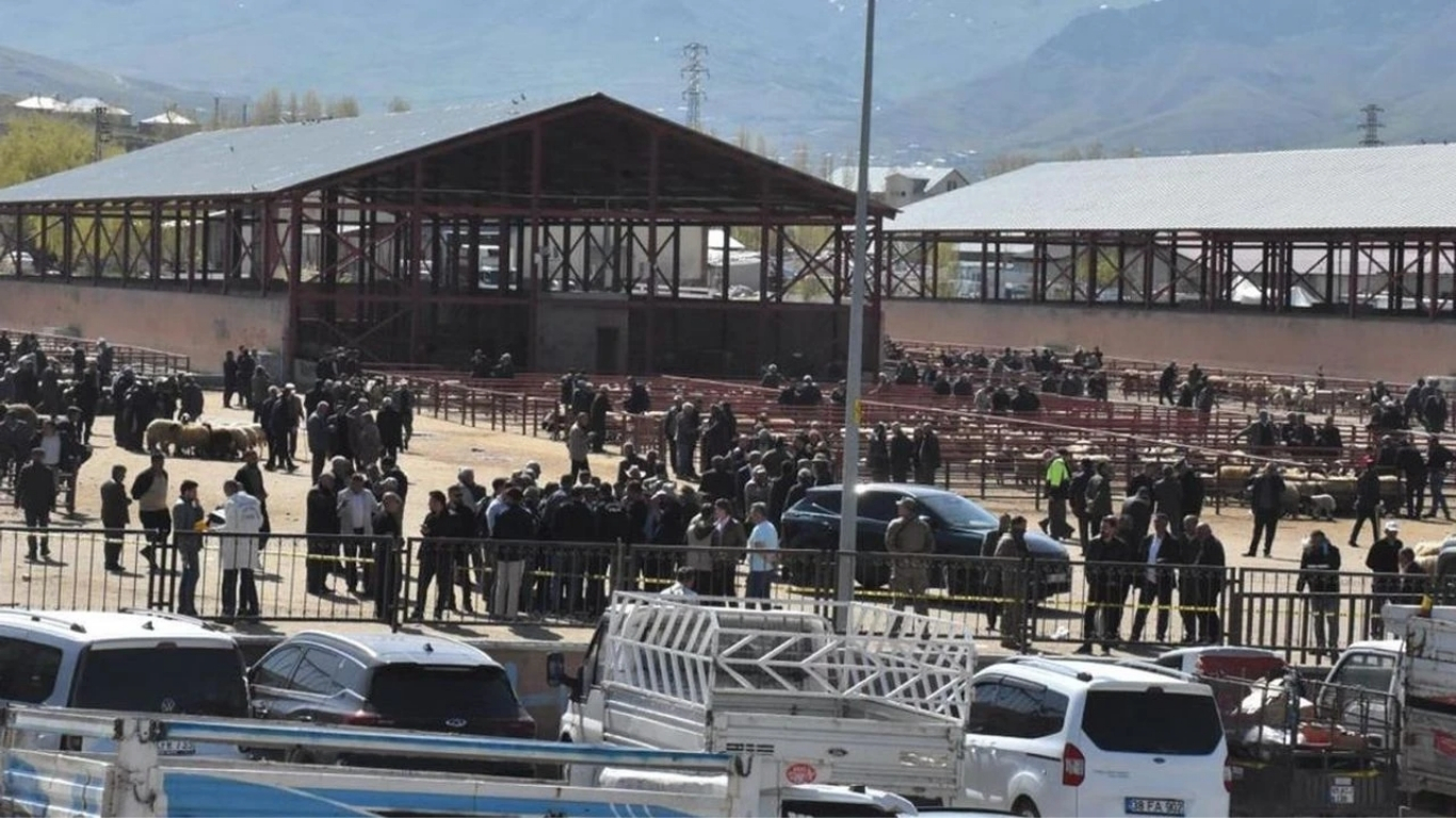 Van’daki canlı hayvan pazarında iki grup arasında çıkan taşlı, sopalı