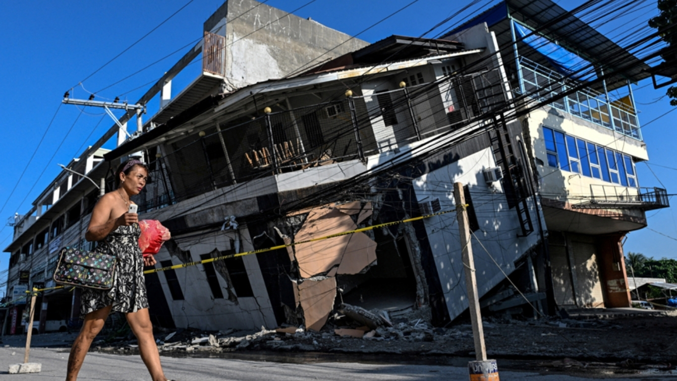 
Filipinler’in Mindanao Adası açıklarında meydana gelen 7,8 büyüklüğündeki depremin ardından