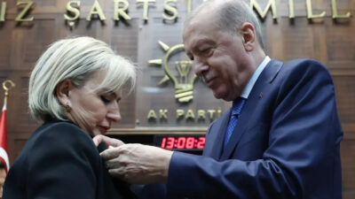 
CHP’den istifa eden İstanbul Milletvekili Nimet Özdemir, AK Parti’ye geçti.