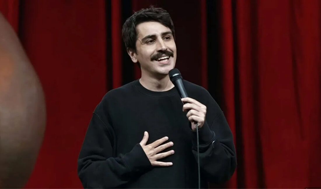 Komedyen Deniz Göktaş’ın “Ölü Deniz” adlı stand-up gösterisinden paylaşılan kesitler