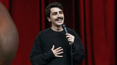 Komedyen Deniz Göktaş’ın “Ölü Deniz” adlı stand-up gösterisinden paylaşılan kesitler