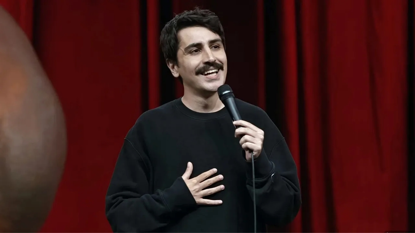 Komedyen Deniz Göktaş’ın “Ölü Deniz” adlı stand-up gösterisinden paylaşılan kesitler