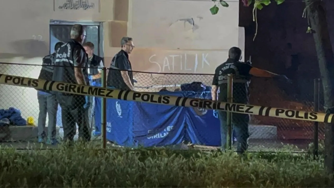 
Bursa’da yaşanan kanlı olayda, eniştesiyle eşi arasında ilişki olduğundan şüphelendiği