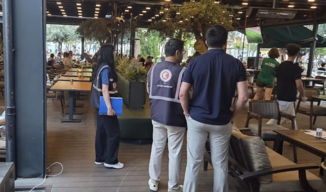 Antalya’da Dünya Kupası maçını dev ekrandan izlemek isteyen vatandaşlardan “giriş