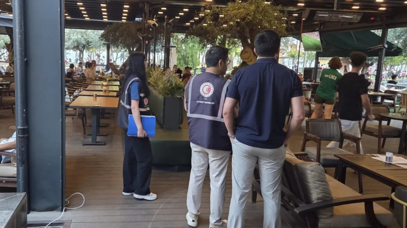 Antalya’da Dünya Kupası maçını dev ekrandan izlemek isteyen vatandaşlardan “giriş