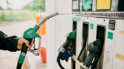 Petrol fiyatlarındaki gerileme akaryakıt piyasasına indirim olarak yansıyor. Motorin litre