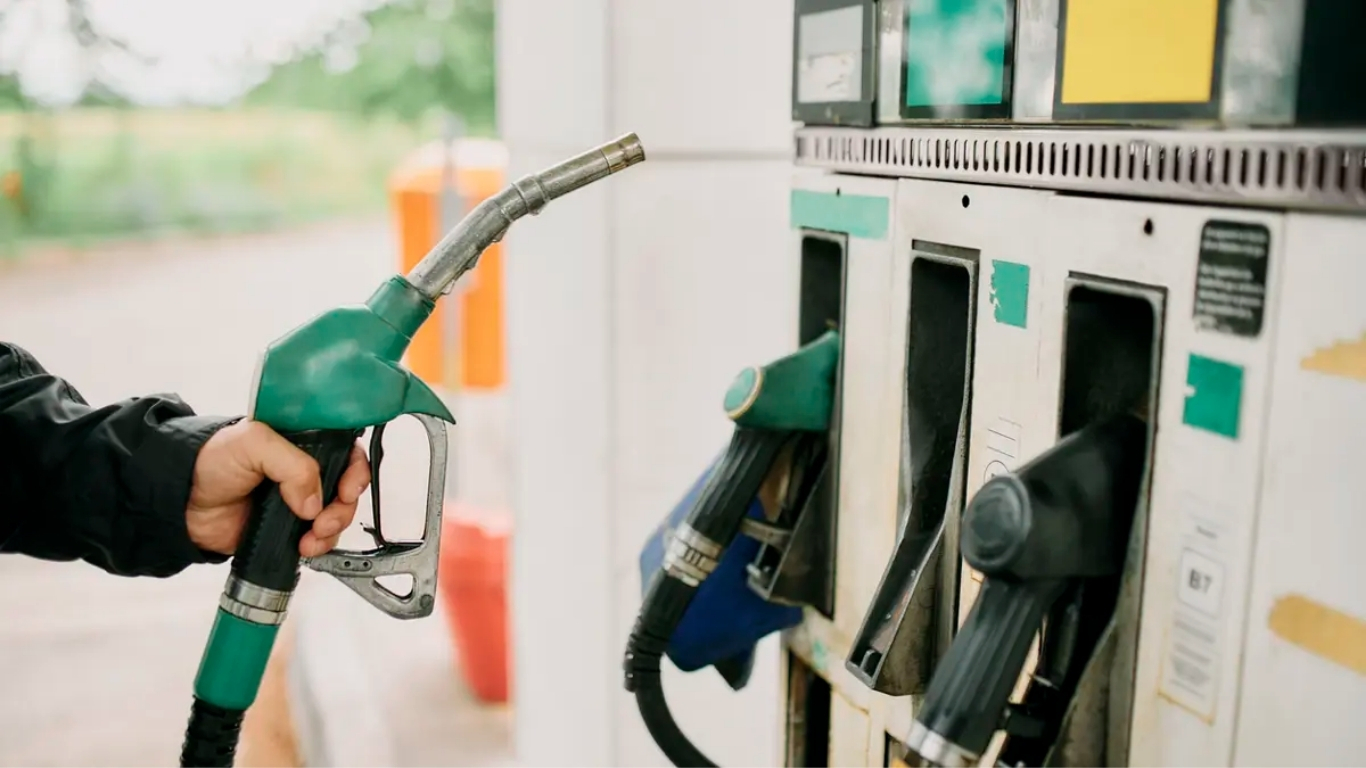 Petrol fiyatlarındaki gerileme akaryakıt piyasasına indirim olarak yansıyor. Motorin litre