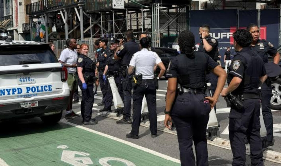 New York’un simgelerinden Times Meydanı’nda çıkan kavga sırasında silah sesleri