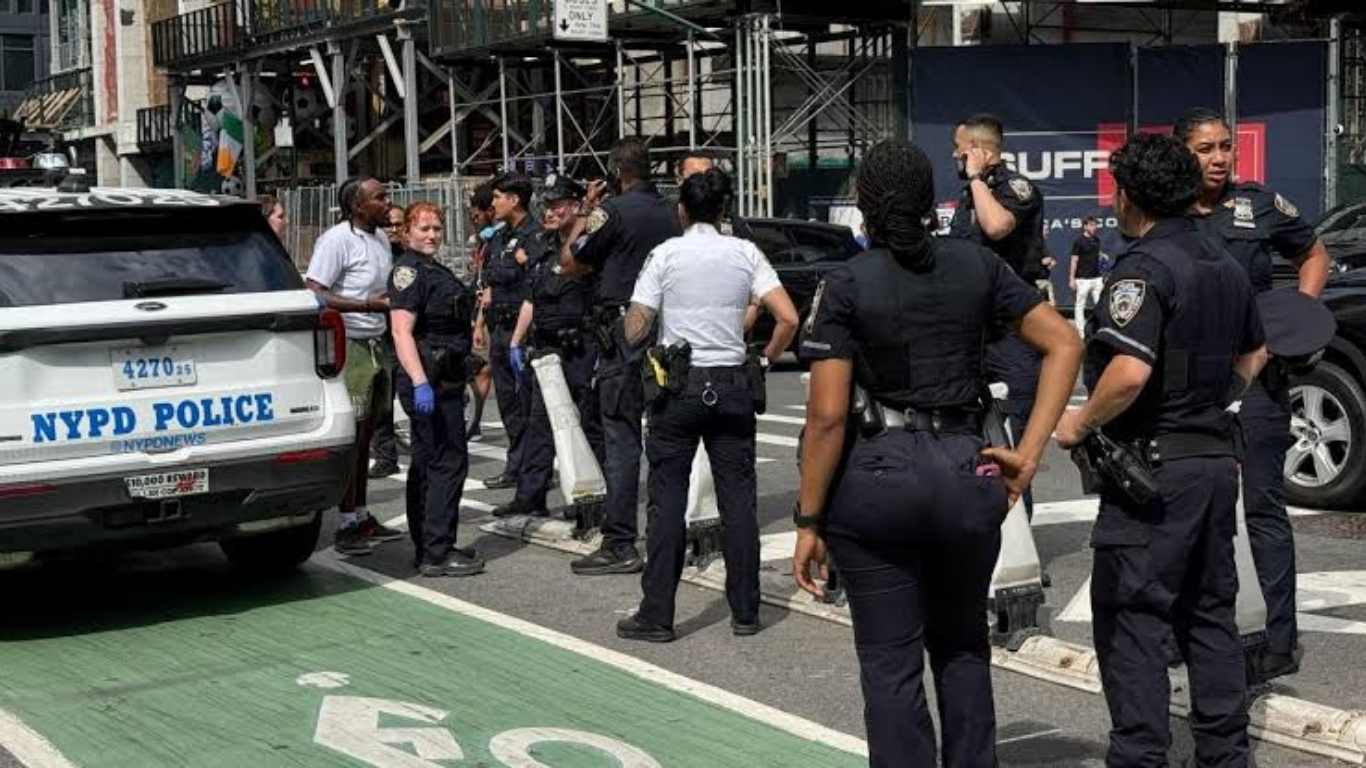 New York’un simgelerinden Times Meydanı’nda çıkan kavga sırasında silah sesleri