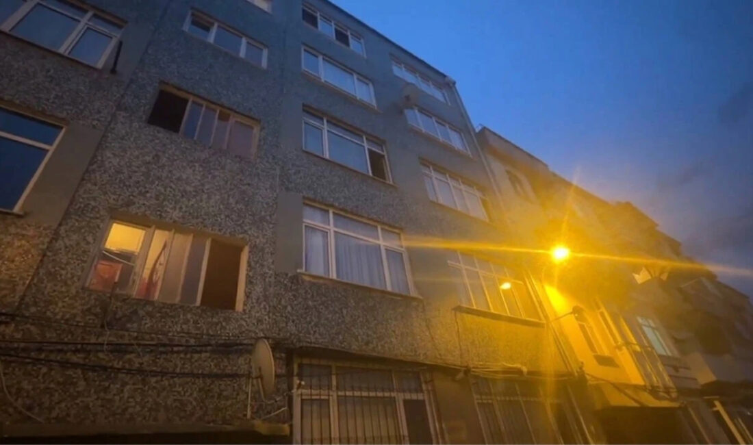 İstanbul Fatih'te cam silmek için çıktığı sırada apartman boşluğuna düştüğü