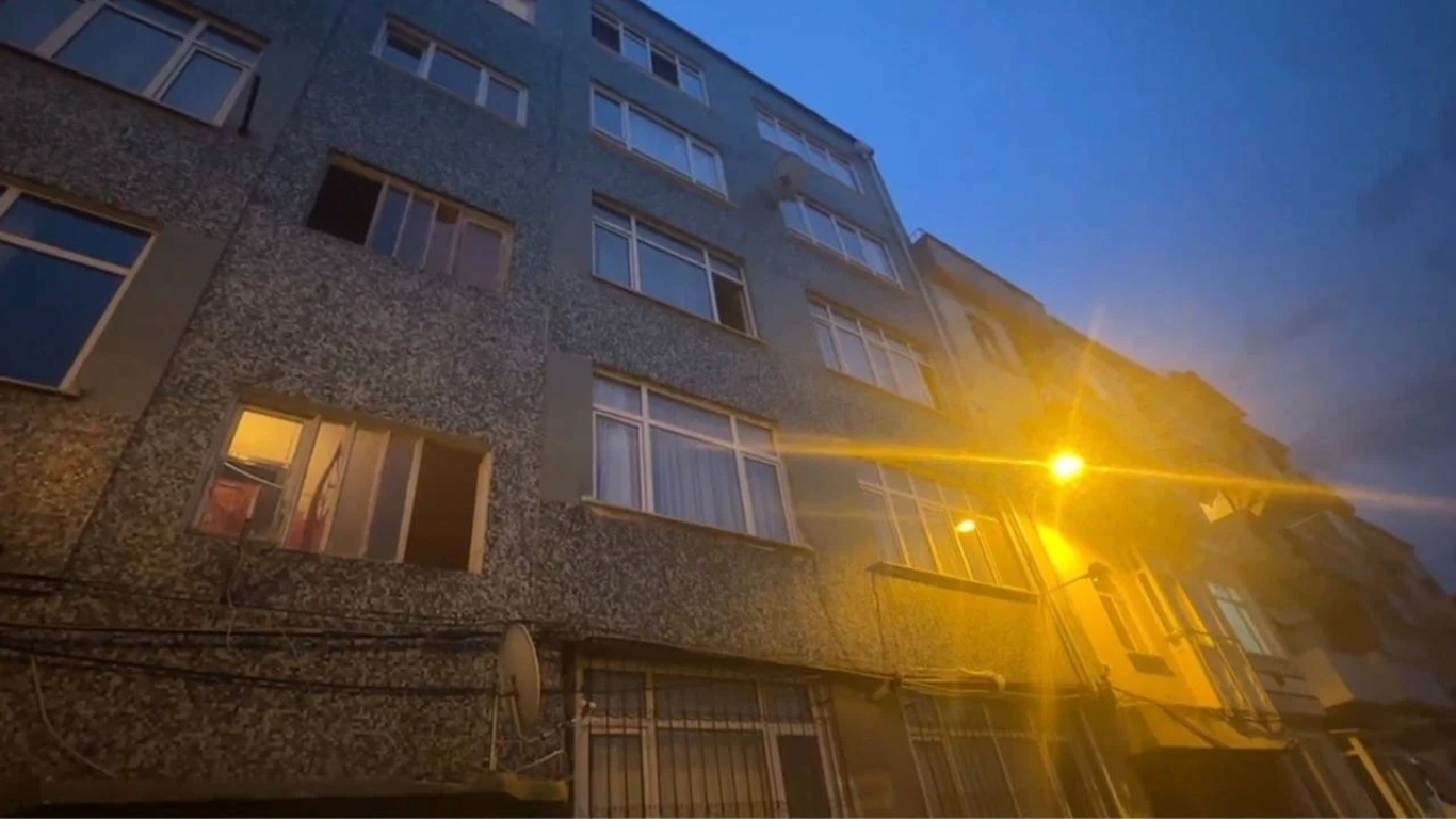 İstanbul Fatih'te cam silmek için çıktığı sırada apartman boşluğuna düştüğü