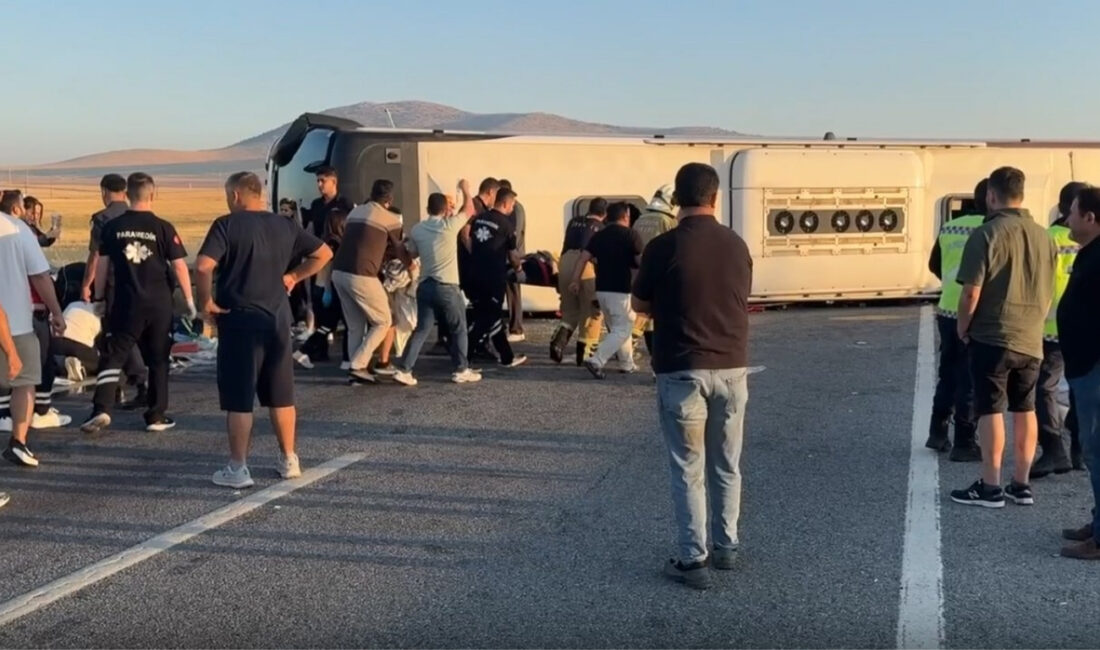 Kütahya-Afyonkarahisar kara yolunda meydana gelen trafik kazasında İstanbul-Kuşadası seferini yapan
