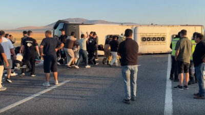 Kütahya-Afyonkarahisar kara yolunda meydana gelen trafik kazasında İstanbul-Kuşadası seferini yapan