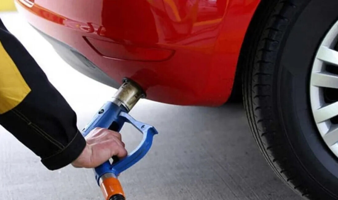 Brent petrol fiyatlarındaki sert gerileme akaryakıt fiyatlarına indirim olarak yansıyor.