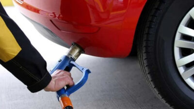 Brent petrol fiyatlarındaki sert gerileme akaryakıt fiyatlarına indirim olarak yansıyor.