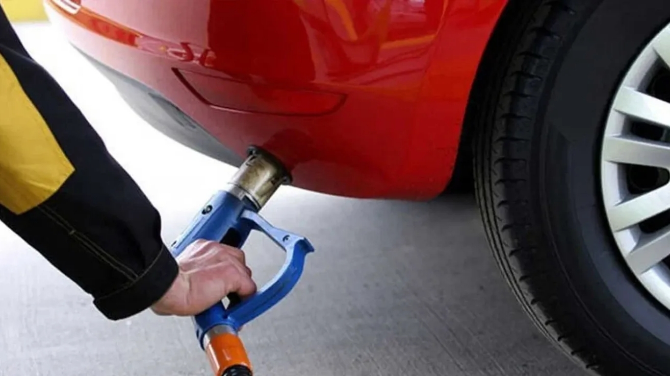 Brent petrol fiyatlarındaki sert gerileme akaryakıt fiyatlarına indirim olarak yansıyor.